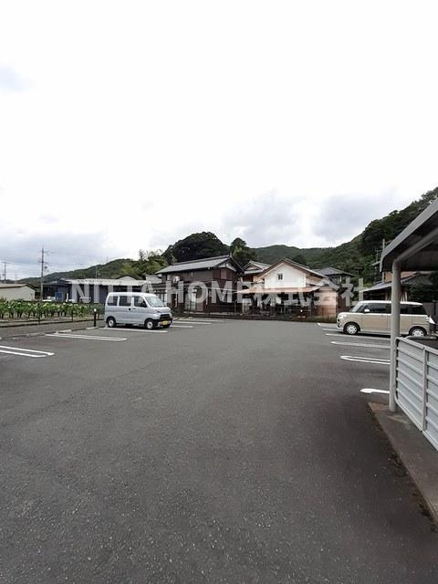 サンリットの駐車場|駐車場は２台分の空きがあります◎