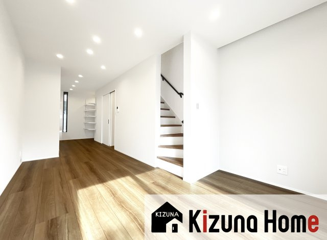 【居間・リビング】 | 伏見区向島二ノ丸町　新築戸建 | 新築戸建での新生活スタートが、2680万円で手に入ります（＾◇＾）ご家族の笑顔あふれる空間を想像してみて下さい。新築ならではの良さがあります。