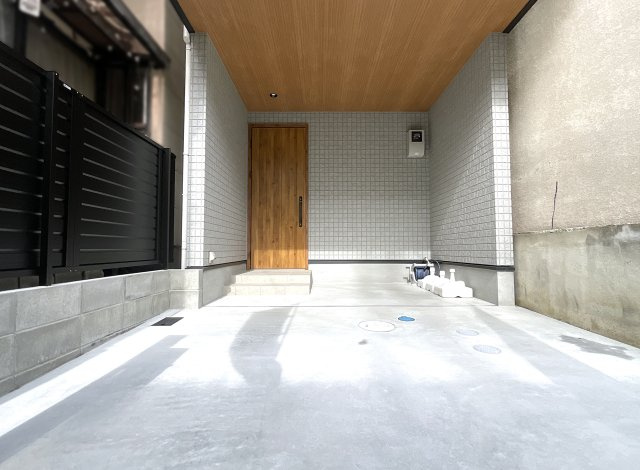 【駐車場】 | 伏見区向島二ノ丸町　新築戸建 | まずはご内覧してみませんか。写真や図面だけでは伝わらない、空間の広さや光の差し込み、心地よい風の抜け感。未来の暮らしが鮮明にイメージできるはずです。