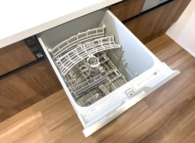 【設備】 | 伏見区向島二ノ丸町　新築戸建 | 【食器洗浄乾燥機】環境にも奥様の手にも優しく、食べ終わった後にまで頑張らなくて良いんです。