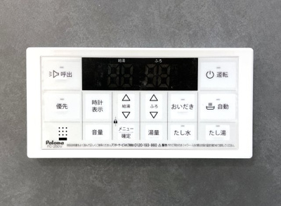 【設備】 | 伏見区向島二ノ丸町　新築戸建 | 【給湯器リモコン】追い炊き機能は、ご家族の入浴時間がバラバラでも、ボタン一つでいつでも温かいお風呂に入れます。帰宅が遅い日も、心と体をゆっくり解きほぐす癒しの時間を守ります。