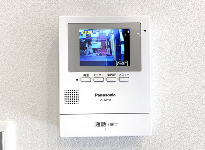 【設備】 | 伏見区向島二ノ丸町　新築戸建 | 【TVモニター付インターホン】来訪者の顔をモニターで確認できるため、知らない人や不要なセールスを未然に防ぎ、安心感が高まります。留守中の来訪者も自動録画機能で記録できるため、防犯面で非常に心強いです。