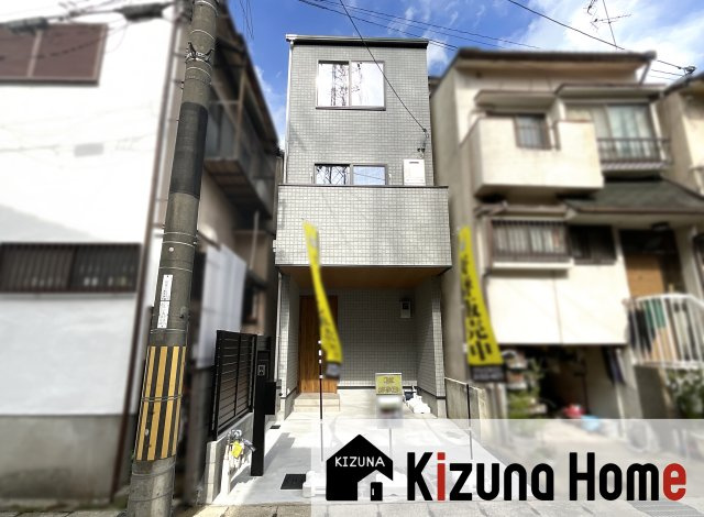 【外観】 | 伏見区向島二ノ丸町　新築戸建 | 人気の小中一貫校『向島秀蓮小中学校』が徒歩4分の距離で、教育面や通学距離で親御様も安心です。