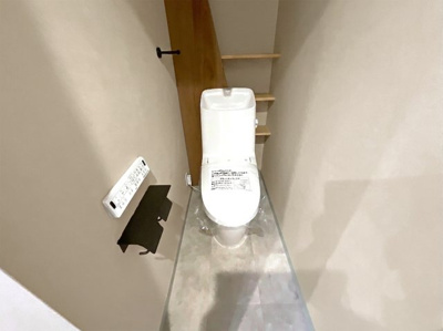 【トイレ】 | 伏見区向島二ノ丸町　新築戸建 | トイレが2ヶ所ある最大の利点は「万が一の故障時も困らないこと」です。一方がメンテナンスや修理中であっても、もう一方が使えて安心。暮らしの安心感を高める、非常に心強い設備です。