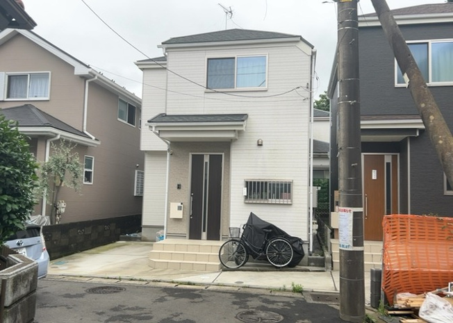 【玄関】 | 玄関は家の顔でもあり、家族以外の目にも止まる場所です。玄関は外との間を仕切る扉、靴などをしまっておく収納スペース、靴脱ぎのたたきスペース、来客とのやり取りをするドアホンなど複数のアイテムからなります。