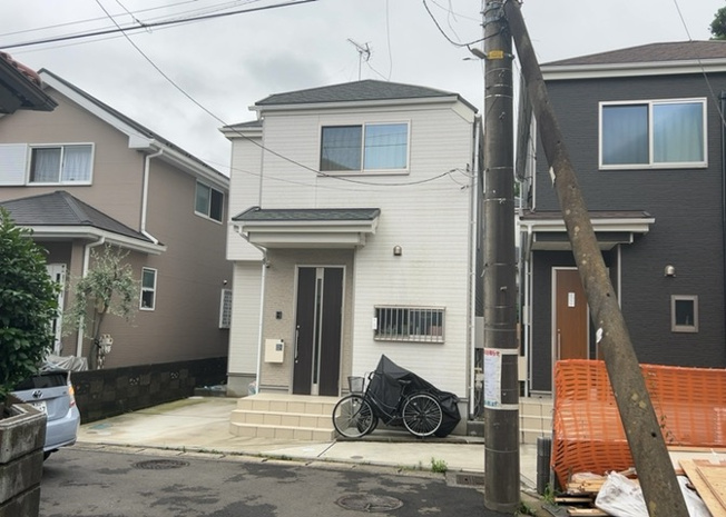 【構造・工法・仕様】 | 建物の基礎工事の方法は、主流となっているベタ基礎（防湿基礎）と布基礎の２種類に分類され、床下の通気性や耐久性などに違いがあります。建物の基礎部分の構造や付帯設備など詳細については現地でご確認ください。