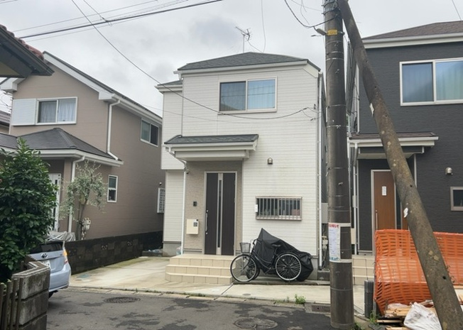 【外観】 | 現地に行くなら、物件の周囲の地形がどうなっているかを見ることも大切です。周辺より低くなっている土地では、大雨などで水が集まりやすいため、地盤が弱くなっているということも考えられるため、注意が必要です。