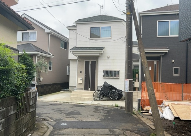 【前面道路含む現地写真】 | 南側道路の場合は長い時間光を入れ込むことができるため、庭やリビングを道路側に持ってくることが多く土地価格も高い傾向にあります。一方北側道路だとリビングや庭が南側になりプライバシーを守ることができます。