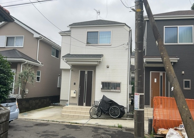 【前面道路含む現地写真】 | 東側道路の場合は居室を南向きに設計しやすいため、朝日が入りやすいというメリットがあります。一方、西側道路も東側同様に居室を南向きに設計しやすいのですが、住宅地だと朝日が入りにくいという弱点があります。
