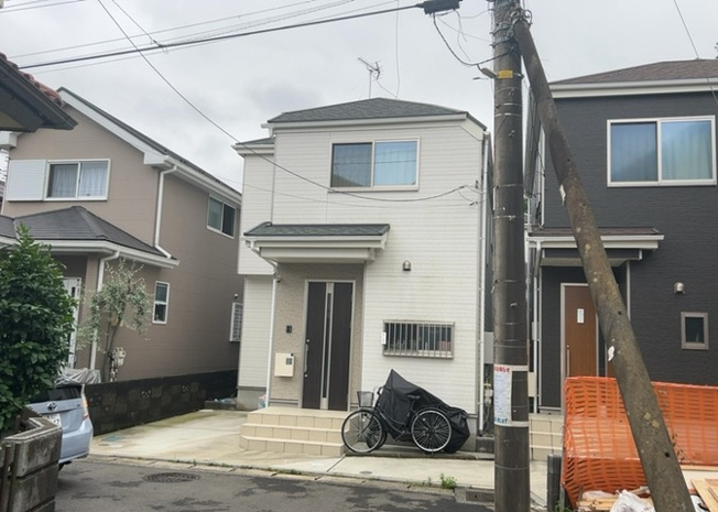 【庭】 | 庭のある家に住むことのメリットとして、子どもたちの遊び場を確保できること、ガーデニングや家庭菜園を楽しめること、明るさを確保できることがあります。また、配置を工夫することでプライバシーが確保できます。