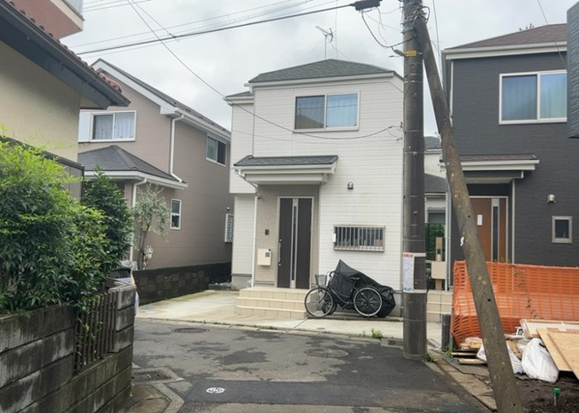 【前面道路含む現地写真】 | 住宅用の土地では前面道路に2m以上接していなければならないと法律で定められています。しかし、お持ちの車のサイズやライフスタイルなどにより、2mでは利便が悪い場合もございますので、事前に確認しましょう。