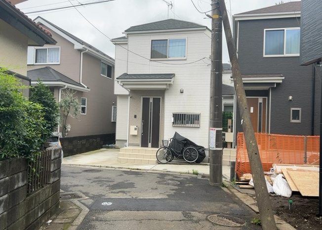 【前面道路含む現地写真】 | 道幅が広い場所は日当たりや風通が良好です。幅が広いのですれ違いも可能ですし大きな車でも駐車可能！一方で、大型車が通ることも多くなるため交通量の増加により騒音に繋がります。また土地の値段が高くなります。