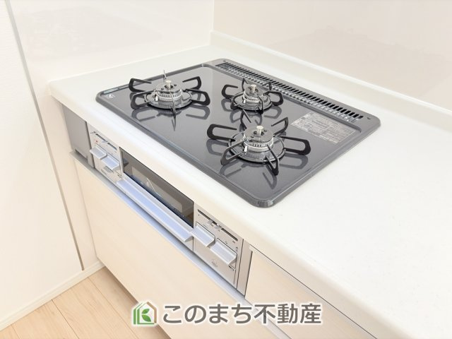 CRADLEGARDEN宇都宮市上戸祭第5のキッチン|三ツ口コンロ採用で、同時調理もスムーズ◎！お料理を並べられるカウンター付きで、配膳・片付けをサポート！リビングで過ごすご家族とコミュニケーションを楽しみながら作業可能です♪
