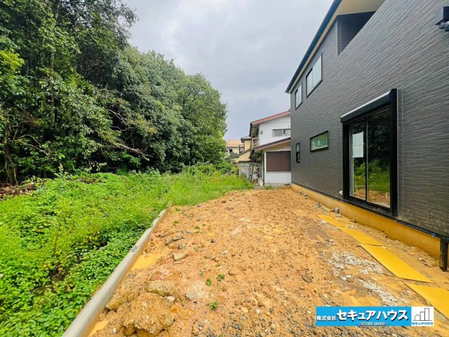 【本日ご案内可能】日進市藤島町長塚　全1棟の庭|【庭】
◆広々としたお庭付きの物件です。お子様やペットの遊び場として活躍します。ウッドデッキを設置したり人工芝を敷くオプション工事もお任せください♪　　　　　　　　　　　　　　　　　　　　　　　　　　