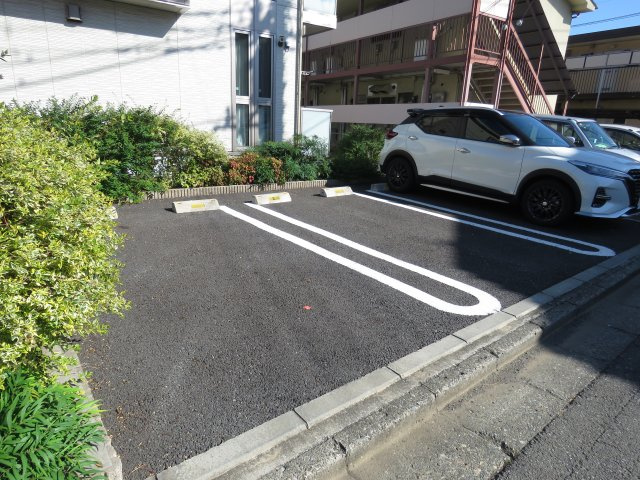 ボヌールカトレアの駐車場