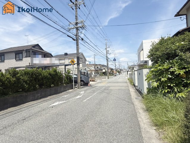 明石市魚住町錦が丘3丁目　土地の前面道路含む現地写真|●年中無休：当日予約可●前面道路は幅員ゆったり約7ｍ。交通量少なめで安心の住環境です。