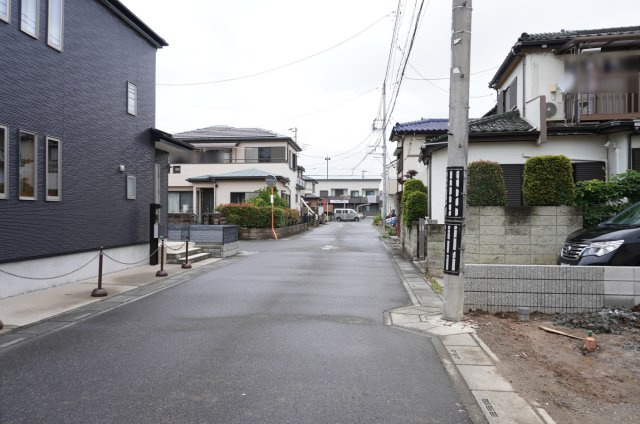 草加市青柳8丁目 新築分譲住宅の前面道路含む現地写真
