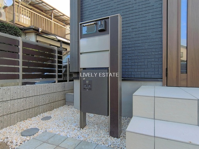 草加市青柳8丁目 新築分譲住宅の設備|インターホン機能・宅配BOX付き門柱