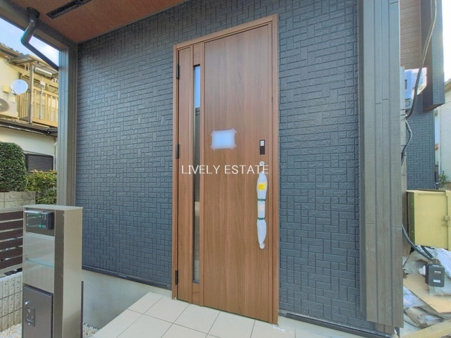 草加市青柳8丁目 新築分譲住宅の玄関