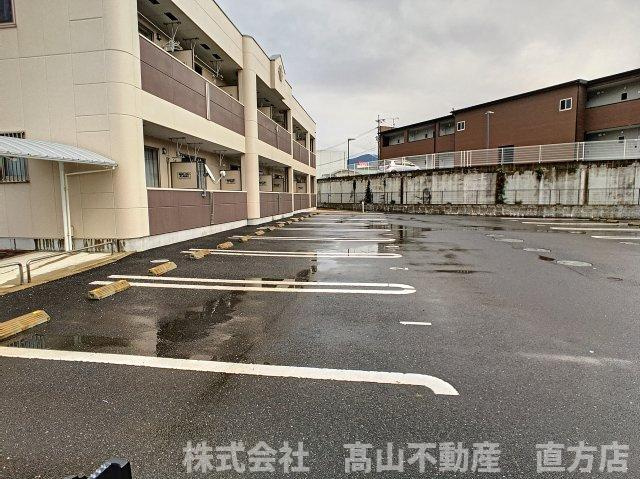 直方市大字感田のアパートの駐車場