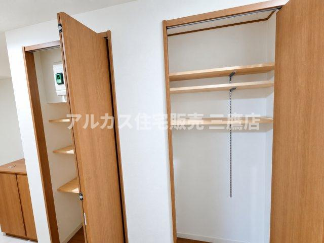 コトー田無の玄関|廊下に並んで設置された豊富な収納クローゼットで、棚板の高さ調節も自在に行えます。