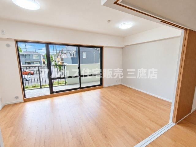 コトー田無の居間・リビング|バルコニーに面した大きな窓から豊かな採光が注ぐ、開放感あふれるリビングです。
