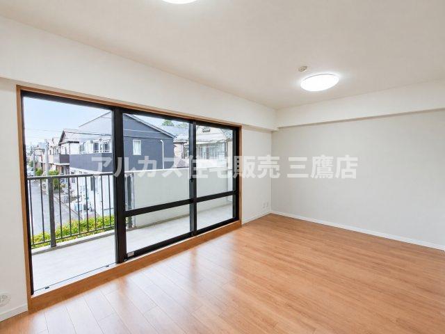 コトー田無の居間・リビング|大きな掃き出し窓を備えた明るい居室で、外の景色を眺めながらゆったりと過ごせます。