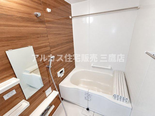 コトー田無の浴室|木目調アクセントパネルがシックな雰囲気を演出する、木目調壁面と広々とした浴槽が特徴の浴室です。