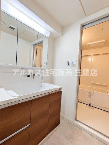 コトー田無の独立洗面台|大型の三面鏡を備えた洗面化粧台と浴室が隣接し、朝の身支度もスムーズに行える洗面空間です。  