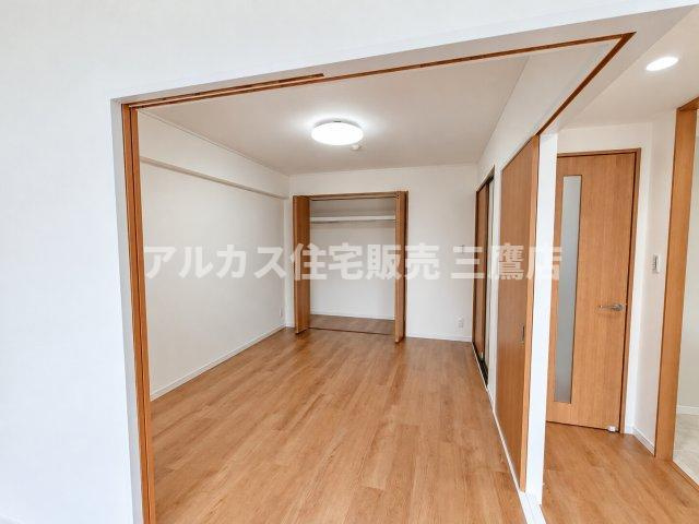 コトー田無の洋室|大型の収納クローゼットを備えた、使い勝手の良いシンプルな洋室空間です。 