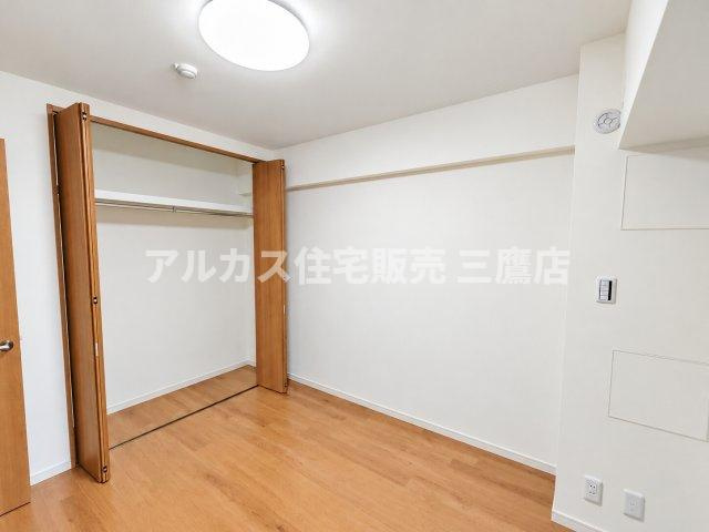 コトー田無の洋室|壁一面に広がる大容量の収納を備えた、衣服や荷物の多い方にも安心の居室です。  