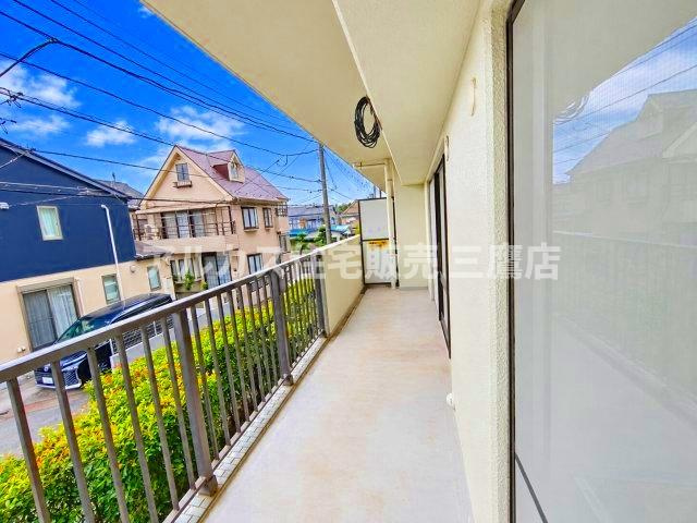 コトー田無のバルコニー|奥行きと幅にゆとりのあるバルコニーで、洗濯物や布団も広々と干せます。