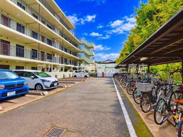 コトー田無の駐車場|敷地内には整然と管理された駐車場および屋根付きの駐輪場スペースが確保されています。