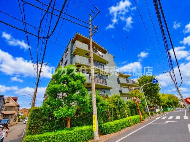 コトー田無のその他|青空に良く映える落ち着いた佇まいで、緑に囲まれた心地よい住環境に立地しています。   