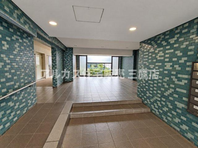 コトー田無のロビー|スロープや手すりが設置され、自然光がやさしく差し込む広々としたエントランスロビーです。
