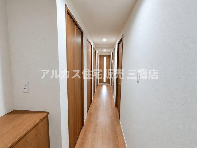 コトー田無の玄関|木の温もりが感じられる扉とフローリングがまっすぐ続く、奥行きのある廊下スペースです。 