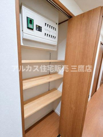 コトー田無の玄関|可動棚仕様の収納スペースで、分電盤下も日用品やストック品を効率よく整理整頓できます。