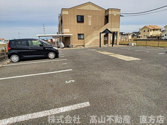 直方市大字感田のアパートの駐車場