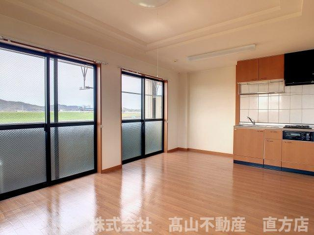 直方市大字感田のアパートの居間・リビング