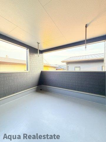 クレイドルガーデン 小松島市神田瀬町第1のバルコニー|外からの目が気にならないバルコニーで洗濯物が干せます　※画像は同仕様の施工事例です