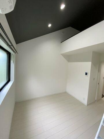 横浜市戸塚区戸塚町のアパートの居間・リビング