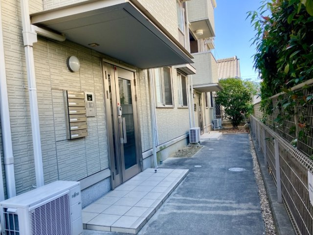エス　プラージュのエントランス|毎日通るエントランスはこのようになっています
