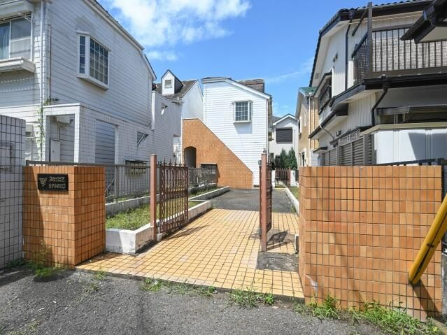 座間市東原３丁目のアパートのエントランス