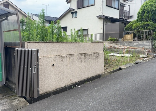 【外観】 | 家を建てる場合、方位は要チェックです。現実的に日当たりのよい家ならばリビングは南側、建築基準法でも北側に当たる家への配慮は求められています。土地を見学に行く際は、方位磁針を持って行くようにしましょう。