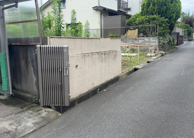 【外観】 | 土地を買う際、住む地域の自治体や福祉の補助制度にも注目してみましょう。子供や老人の医療補助やゴミ出しのルールなど、自治体によってルールに大きな違いがあるため、暮らしやすい土地で判断するとよいでしょう。