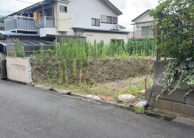 【外観】 | 現地に行くなら、物件の周囲の地形がどうなっているかを見ることも大切です。周辺より低くなっている土地では、大雨などで水が集まりやすいため、地盤が弱くなっているということも考えられるため、注意が必要です。