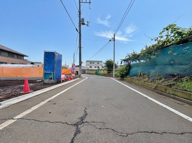 練馬区土支田4丁目 全3棟 2号棟の前面道路含む現地写真|南側約6ｍ公道に面する全3棟
開放的なロケーションに誕生します