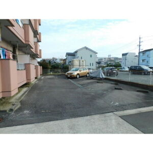 ノーブル臼井の駐車場