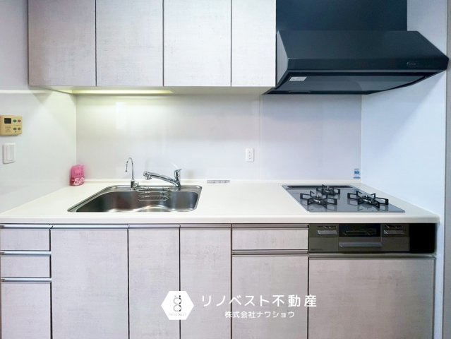 リバーガーデン東大阪新庁舎アヴェ二ューのキッチン|グリル付き3口システムキッチン♪
収納豊富で、お気に入りの食器や調理器具もスッキリ片付きます◎