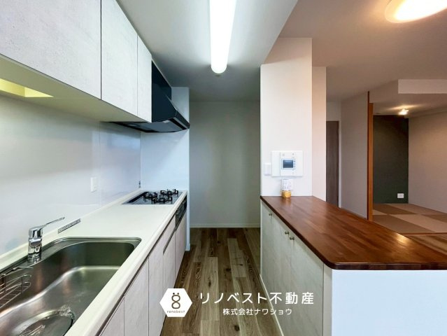 リバーガーデン東大阪新庁舎アヴェ二ューのキッチン|リビング側にはカウンターが付いているので、作業スペースも十分確保◎
システムキッチン左横には食器棚も完備◎